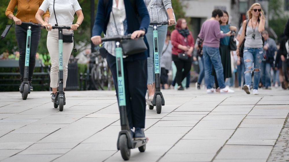 Elsparkesykler er blitt et svært populært fremkomstmiddel. her fra Oslo sentrum.