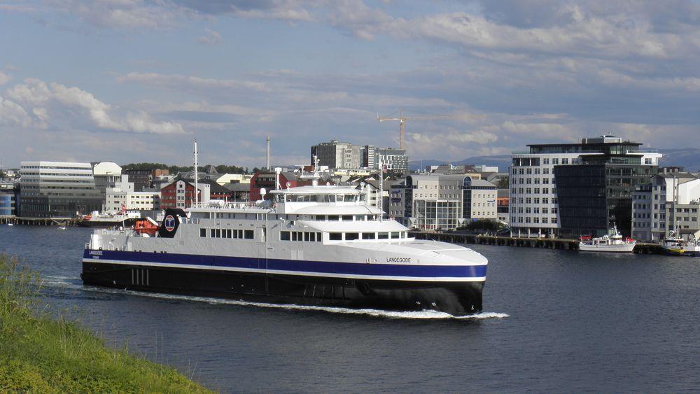 Torghatten Nord trafikkerer Bodø-Værøy-Røst-Moksnes med to LNG-ferger, MF Landegode (bildet) og søsterfergen MF Værøy. Fra 2023 kan de bli erstattet av hydrogenferger.