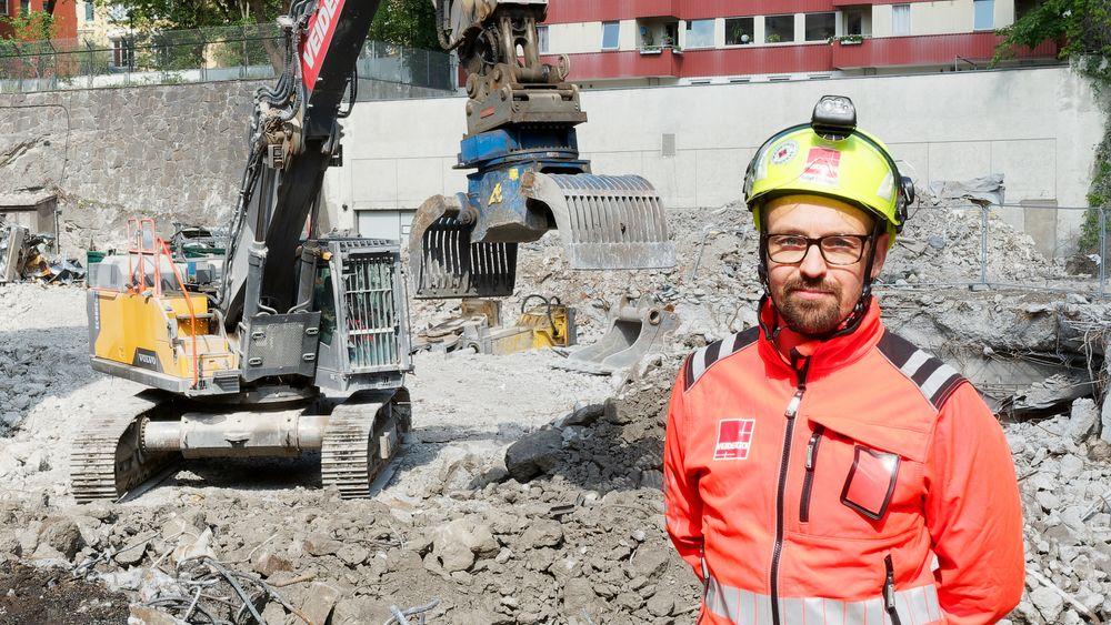 Til deponi: Miljøleder Tollef Eliassen i Veidekke på Vestkantbadet i Oslo der store mengder betong går rett til deponi i stedet for å bli brukt. Eliassen ser frem til nye regler som vil gjøre det lettere for bransjen å bruke gammel betong.