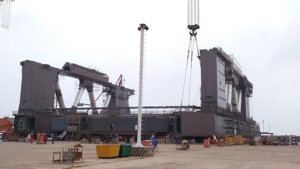 Havfarmen bygges i tre deler. Bildet er av en av de tre delene på verftet i Kina. 