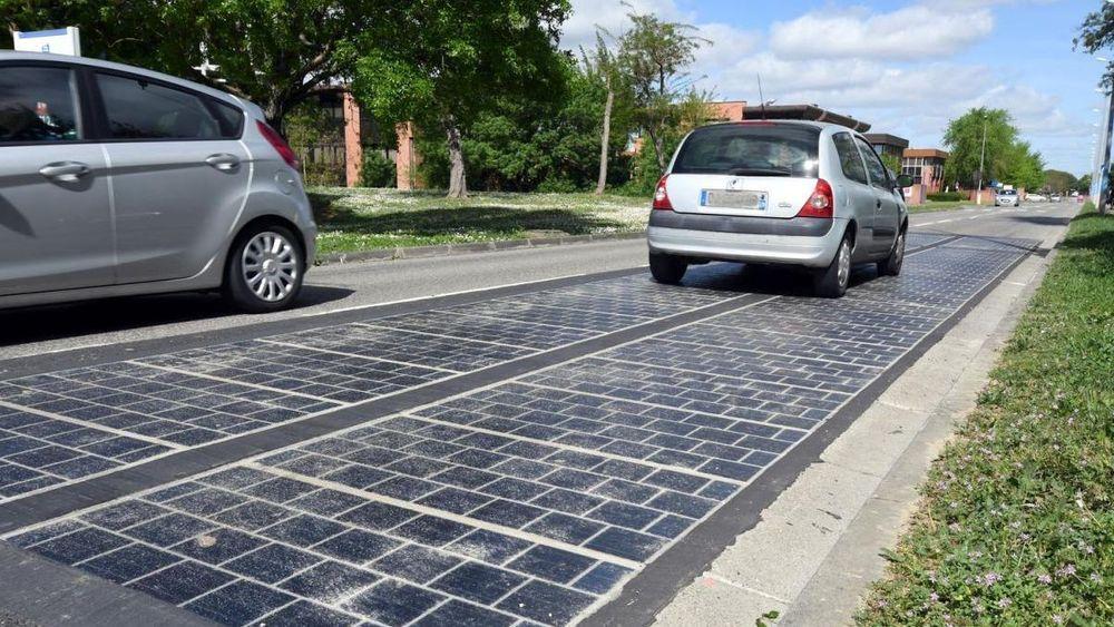 Solcelleveien ved den franske landsbyen Tourouvre-au-Perche ble innviet i desember 2016. Siden den gang har veien ikke levd opp til forventningene, i tillegg til at solcellene går raskt i stykker og øker trafikkstøyen.