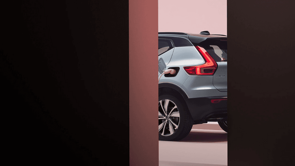 Volvo har ennå ikke sluppet bilder som viser XC40 i all sin velde. Men på dette lokkebildet ser man at ladeporten er flyttet bak på elbilen, mens den er foran førerdøren på hybriden. 