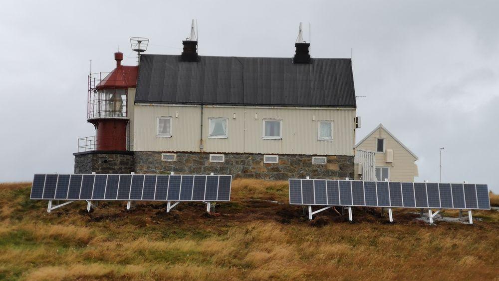 Nordøyan fyrstasjon i Vikna kommune i Trøndelag har fått 32 solcellepaneler, batteri og varmepumpe. 