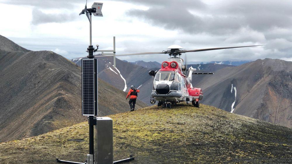 Kystverket satte 13. september 2019 opp en ny type solcelle- og vinddrevet AIS-basestasjon på øya Prins Karls Forland utenfor vestkysten av Spitsbergen på Svalbard.