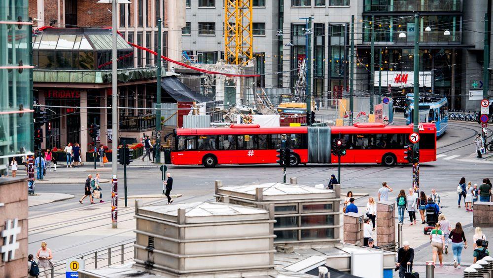 Til tross for svært mange lokaltog, metro- og busslinjer i den danske hovedstaden, er kollektivtrafikken mye tregere enn personbilen. Bildet er tatt i Oslo.