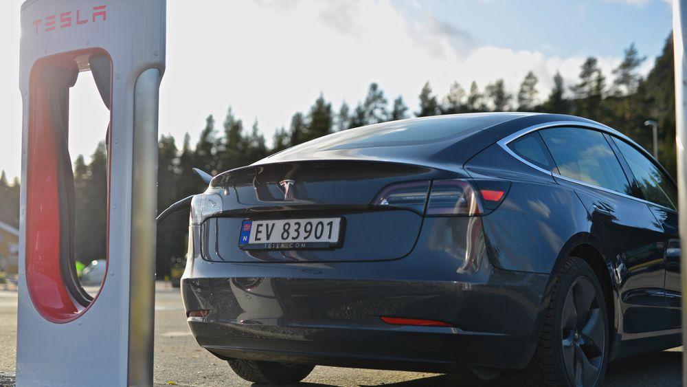 Tesla Model 3 ved en hurtiglader.
