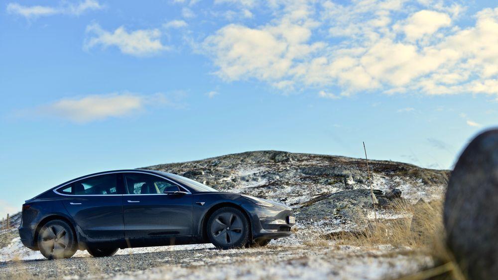 Tesla Model 3SR+ på Beitostølen. To av de 25 byene som ICCT omtaler som elbilhovedstader er norske.