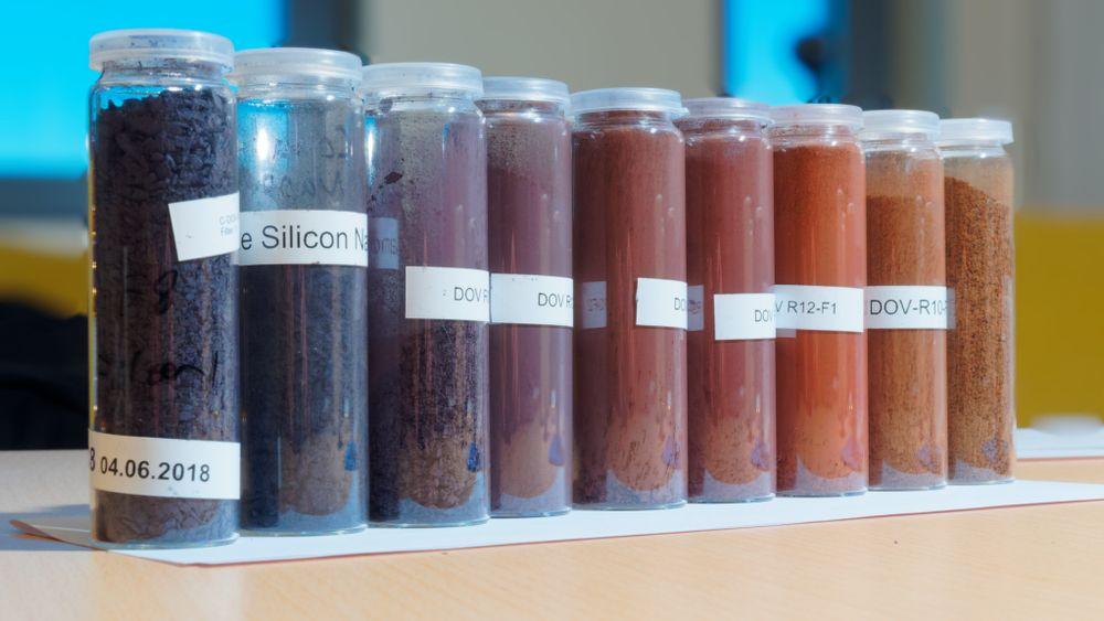 Rekken viser forskjellige stadier i utviklingen av silisium som anodemateriale i batterier. Fargeforskjellen skyldes tilsetningsstoffer som Cenate holder hemmelig.      
