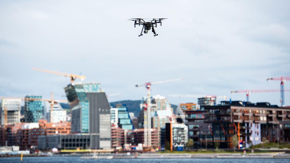 NYE REGLER: Fra 2020 må de fleste droneflygere registrere seg og ta kurs for å kunne fly videre.