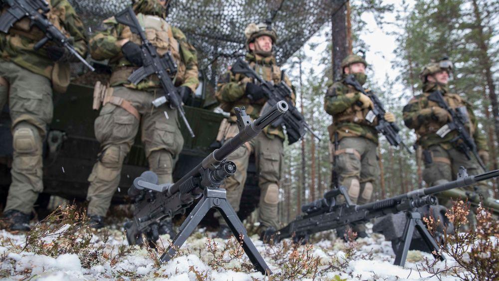 Det norske forsvaret blir rimeligere og mer effektivt uten norske særkrav til våpen og så mange høyere offiserer, konkluderer en ny rapport.
