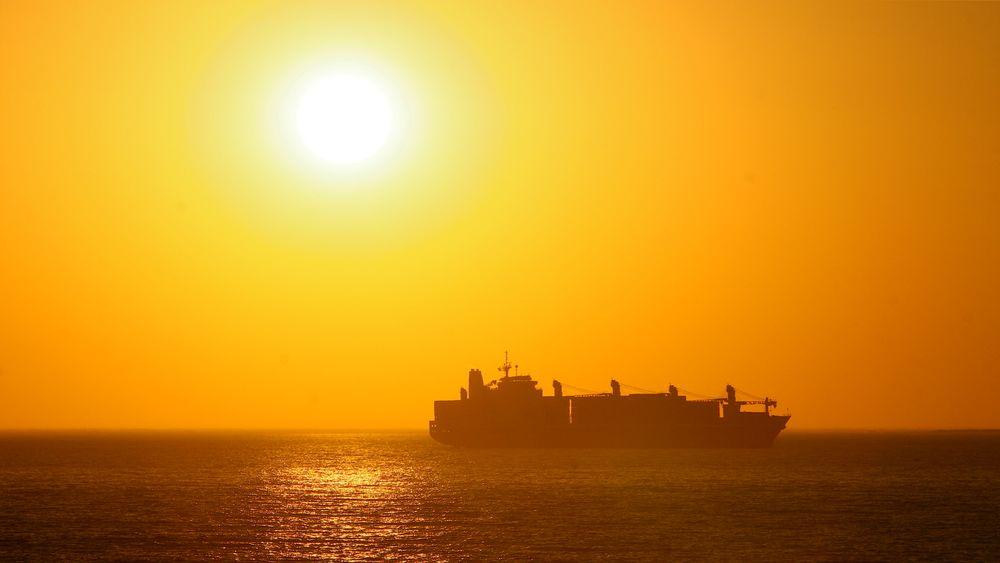 Tankskip i solnedgang. IMO-mål om 40 prosent klimakutt innen 2030 kan bli tøft, tror meklerfirmaet  Clarksons Platou.