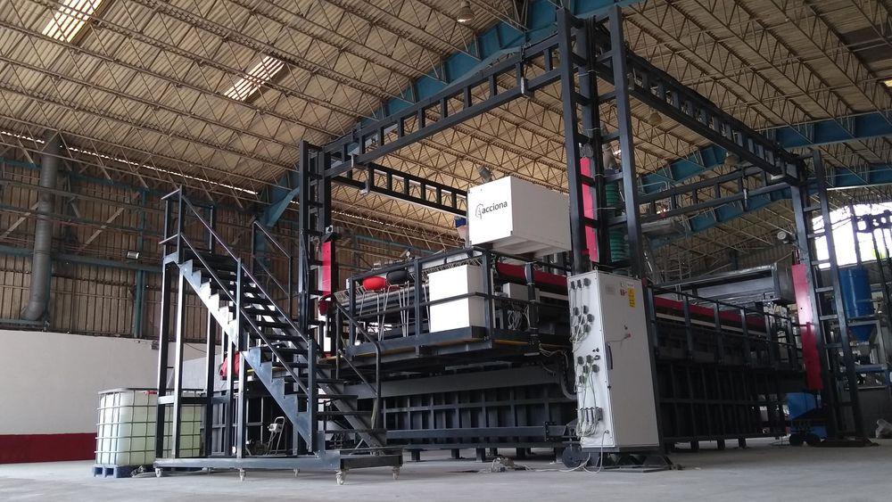Den rekordstore printeren står i et lagerlokale i Dubai.