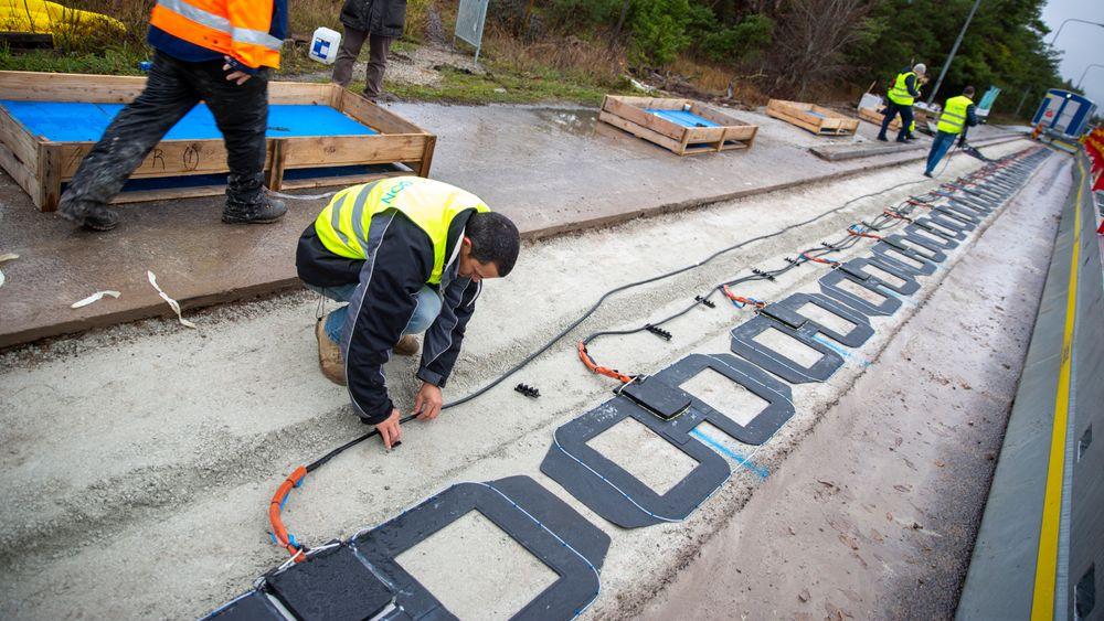 Kobberspoler monteres i veibanen på Gotland. 