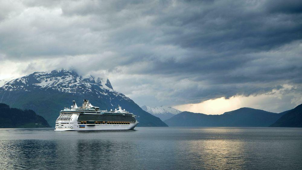 Et nullutslippskrav i verdensarvfjordene i 2026 vil mest sannsynligvis føre til at de største og mest forurensende skipene reiser til andre fjorder eller land, skriver innsender. Illustrasjonsfoto fra Nordfjord.