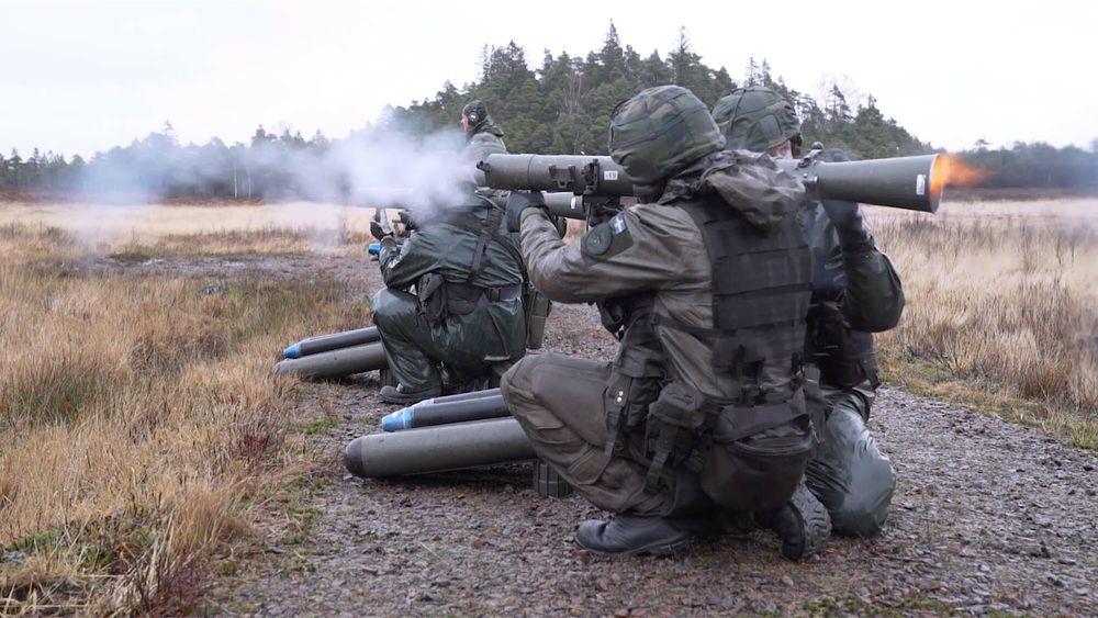 Dette bildet er fra vårens brukertesting av ny stridsuniform der et svensk kanonlag skyter med Carl Gustaf RFK. 