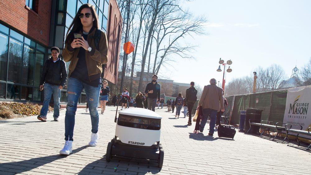 Eksempel på en selvkjørende robot som fra Starship Technologies som leverer mat på universitetsområdet i Fairfax.
