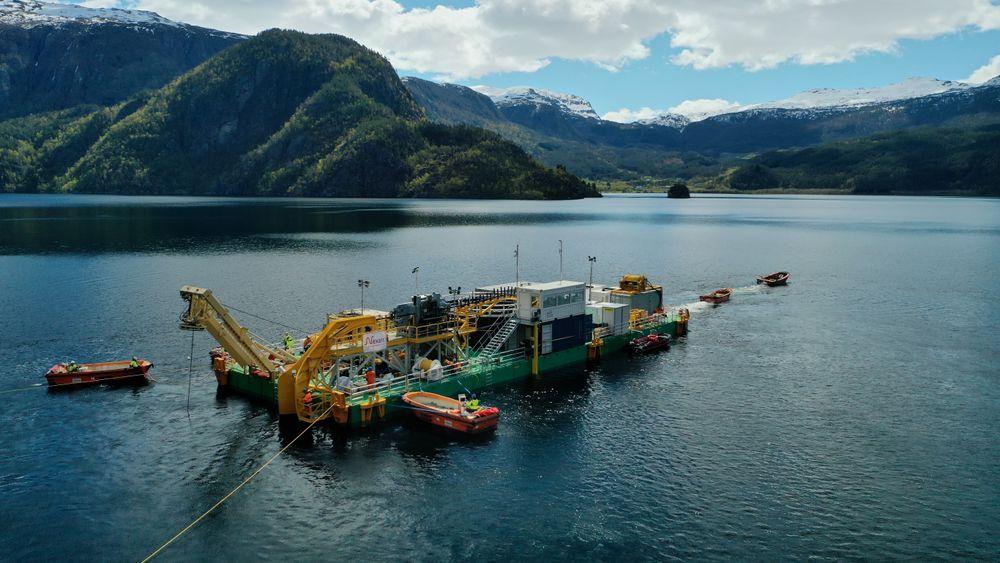 – Operasjonen på Suldalsvatnet er helt unik, sier prosjektleder Kirsten Faugstad om kabelleggingen i en av Norges dypeste innsjøer.