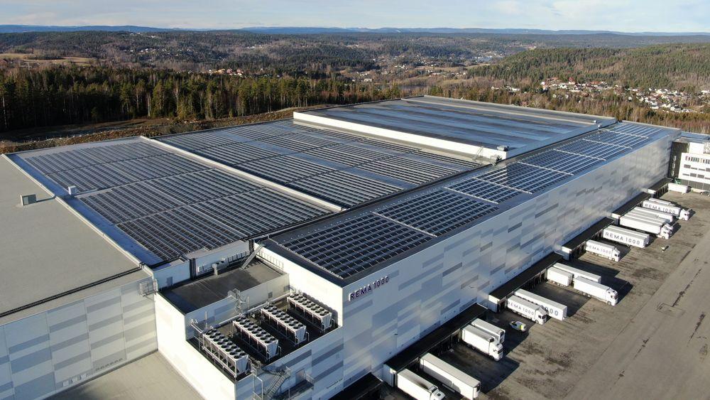 SOLSKINNSHISTORIE: Gjennom en rekke innovative løsninger er det oppnådd en kostnadsbesparelse på hele 15 prosent på solcelleanlegget på REMA 1000s nye lagerbygg.