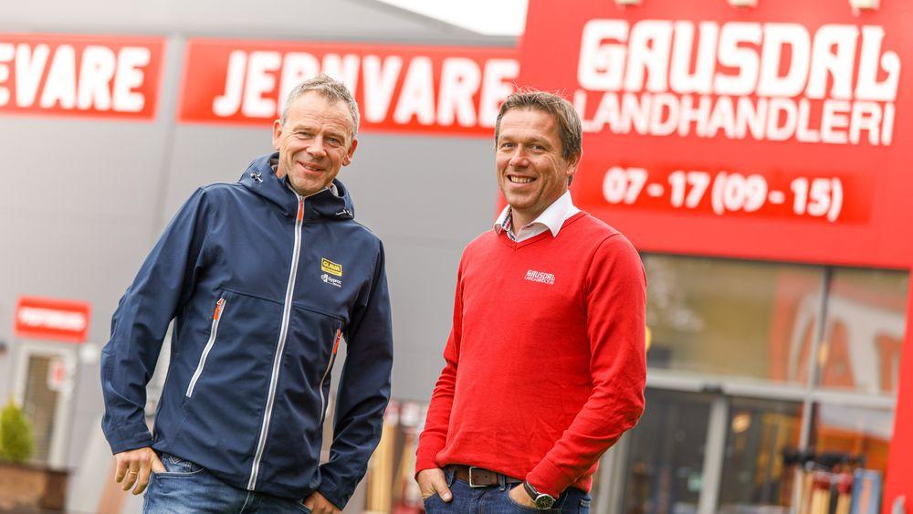 Bjørn Heggen  i GLAVA (t.v) og Ronny Bakken i Gausdal Landhandleri er enig i at digitalisering av vareleveransene gir store gevinster for byggebransjen.