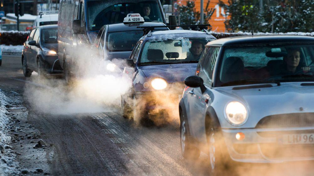 Folkehelseinstituttet og Miljødirektoratet senker luftkvalitetskriteriet for nitrogendioksid, som folk hovedsakelig blir eksponert for gjennom veitrafikken.