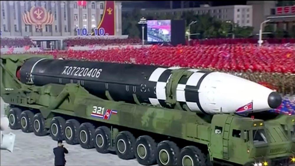 Bildet fra nordkoreansk statsfjernsyn viser fram det som tilsynelatende er en ny interkontinental ballistisk rakett i Pyongyang.