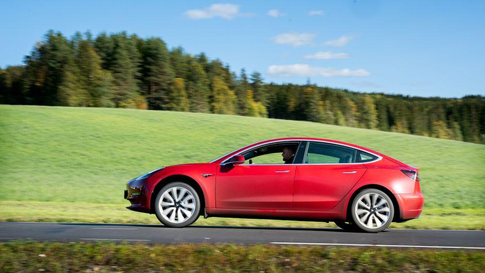 Tesla Model 3 er en av bilene som får Teslas nye selvkjørende egenskaper.