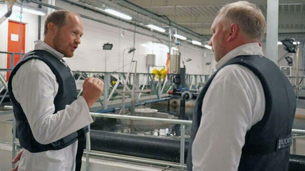  F. v. Michael Vadvik i Normex og Kjell Arne Sætre i Mowi på smoltanlegget som tester ut ozonrensing.