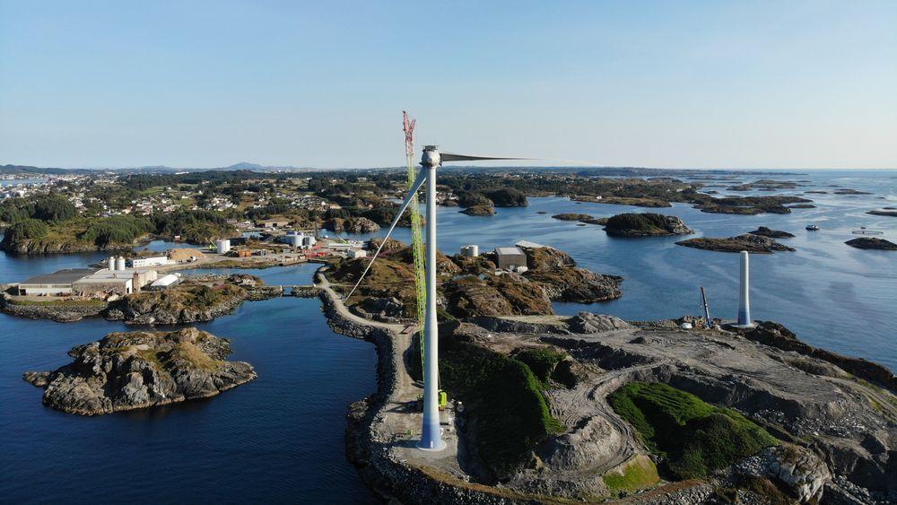 På Storøy i Karmøy kommune er to vindturbiner plassert i et industriområde, på et gammelt slaggdeponi fra aluminiumsindustrien. 