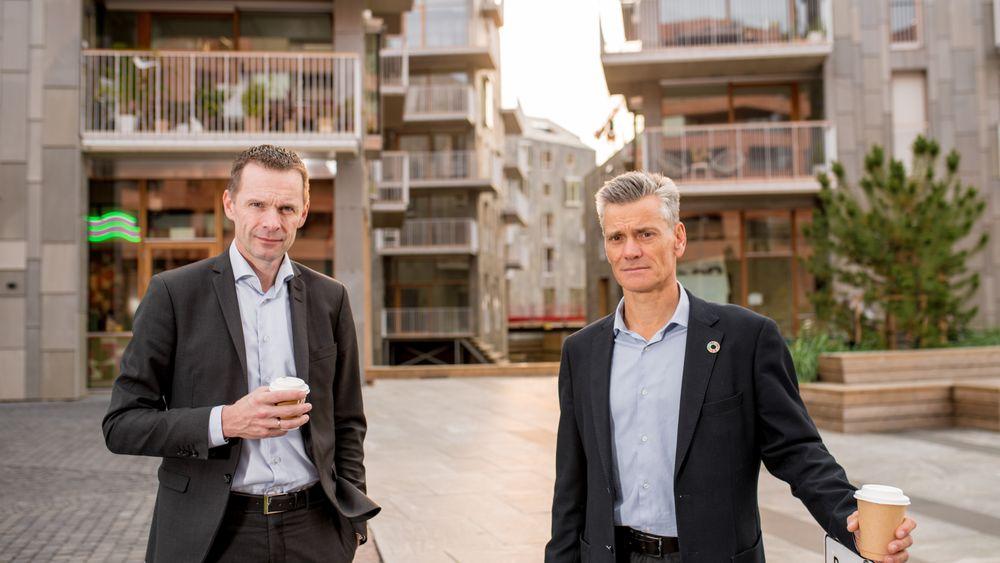 Utviklingsdirektør Morten Austestad og adm.dir. Jon-Erik Lunøe foran boligprosjektet Vannkunsten i Bjørvika.