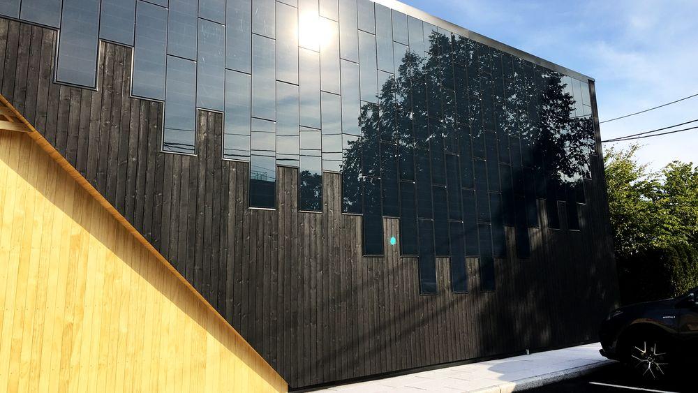 Solcellepaneler for fasader fås i stadig flere farger og utførelser. Men det er de svarte som gir mest energi, som her på den nye Spar-butikken på Snarøya i Bærum..