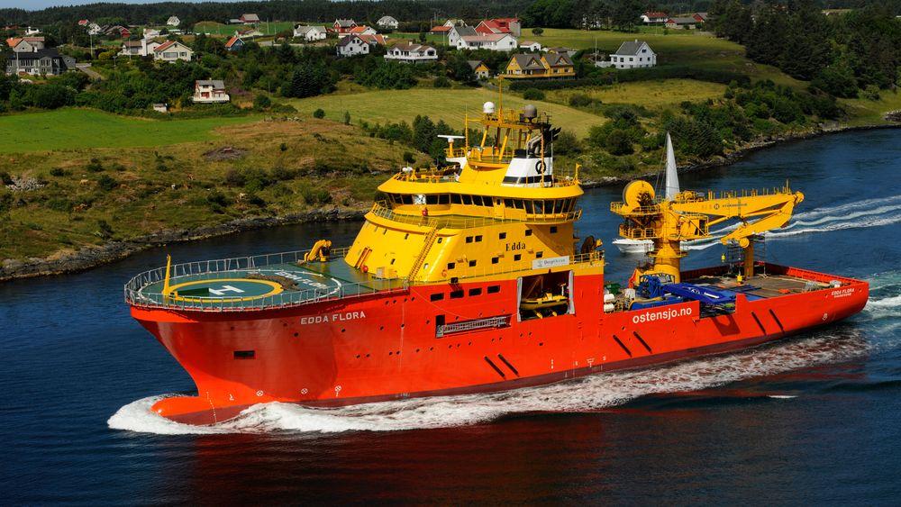 Edda Flora ble levert fra Karmsund Maritime i 2008. Det er et lett konstruksjonsskip på 95 meter med 50-tonns kran, moonpools og ROV-er.