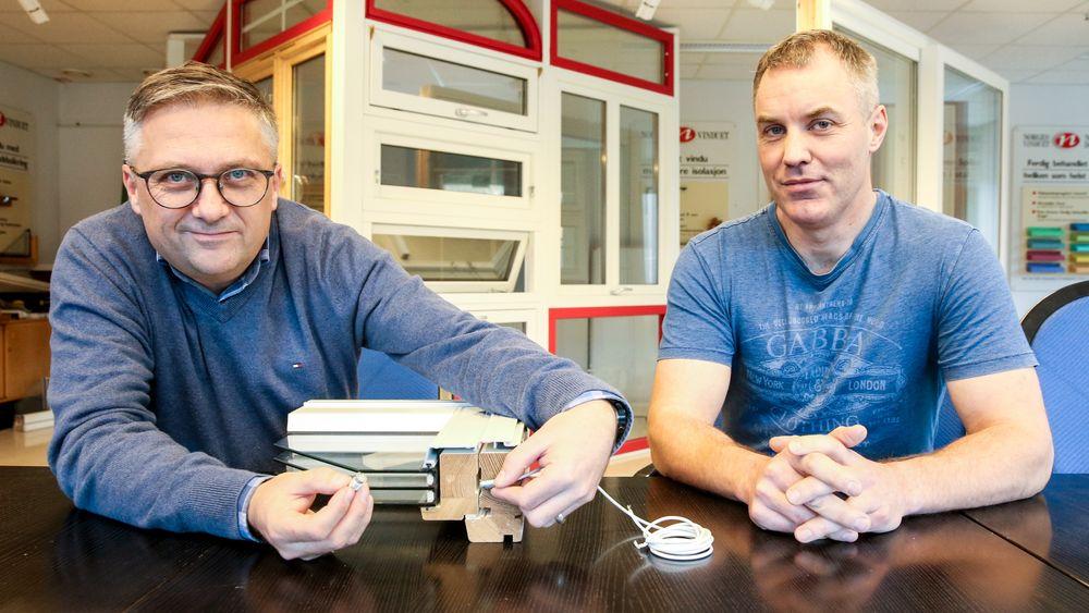 Teknisk sjef Kent Tryggestad og daglig leder Hans-Roger Starheim i Norgesvinduet Bjørlo viser hvordan en magnetkontakt fra Siemens kan integreres i vinduet og kobles til strømnettet slik at vinduet blir en del av automasjonen i et bygg.