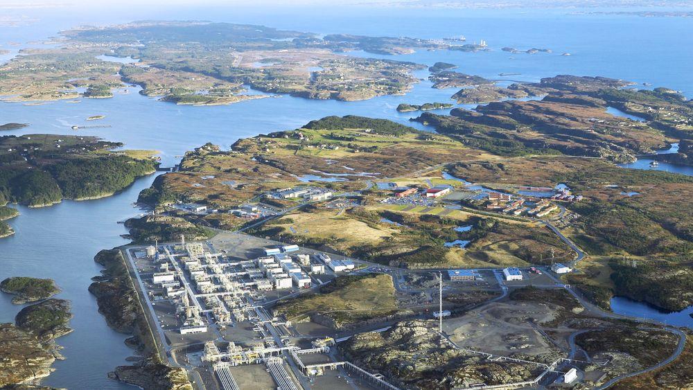 Mange bedrifter ønsker seg inn på industriområdet Kollsnes nordvest for Bergen. Statnett sier de kan tilby 200 MW ekstra dersom noen av Aker BP og Equinors plattformer heller kobles til kraftnettet i Samnanger.