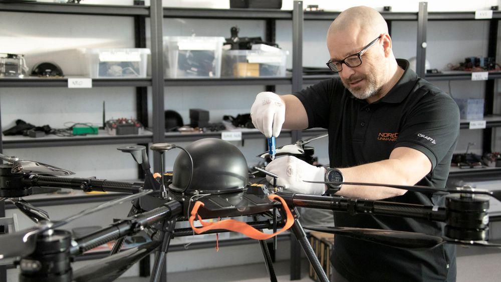 - Jeg er med og designer dronene, og bygger cirka ti stykker i året, sier Thomas André Olsen.