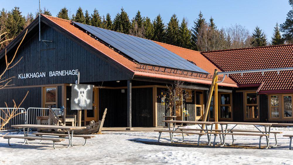 Et kombinert solcelle- og solfangeranlegg på taket, skal sammen med bergvarme gjøre Klukhagan barnehage på Hamar i stand til å produsere 93,5 prosent av sitt eget oppvarmingsbehov.