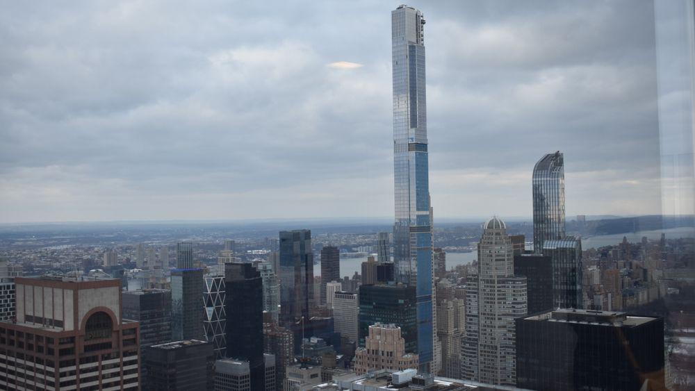 Fasaden til det 472 meter høye tårnet består av over 4500 tonn glass og aluminium.