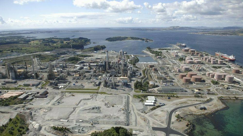 Norges største oljeraffineri ligger på Mongstad og har over tusen ansatte. 