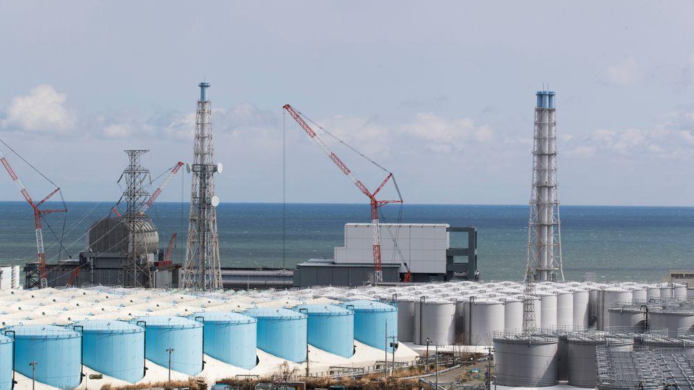 Den japanske regjeringen har bestemt at radioaktivt vann fra det ødelagte atomanlegget i Fukushima skal slippes ut i Stillehavet. Anlegget ble ødelagt av den store tsunamien i 2011.