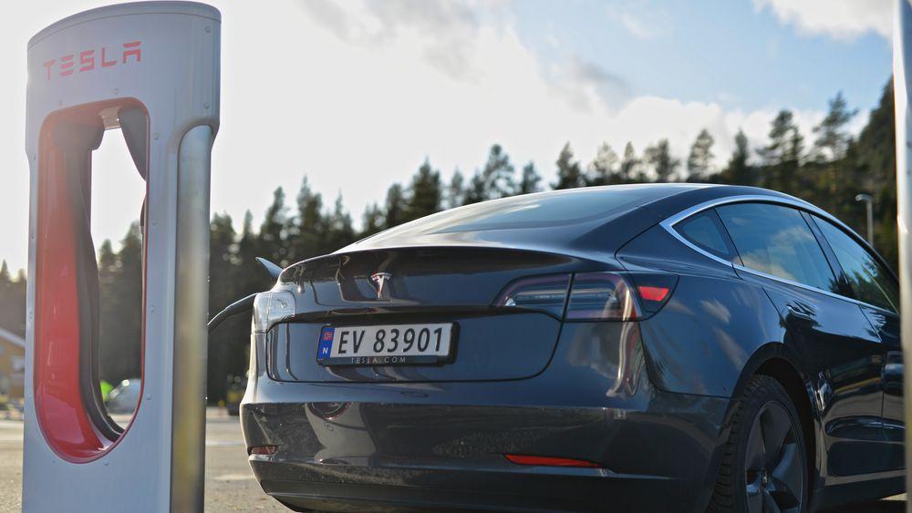 Tesla Model 3 på en Supercharger.