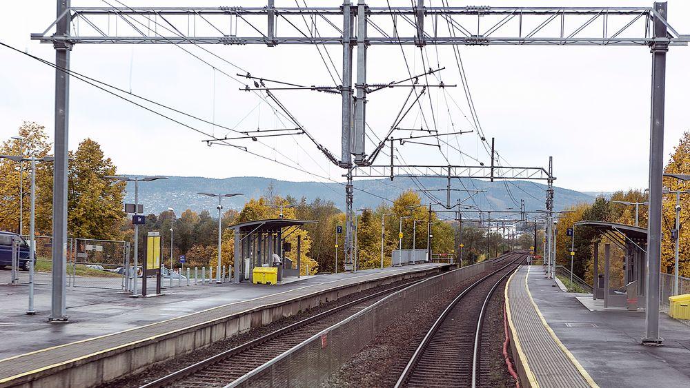 En kvinne og 15 menn vil bli direktør i Jernbanedirektoratet. Foto fra Lier stasjon. 