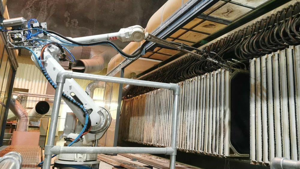 Industrirobot på 10 meters bane er sentral i en helautomatisk vaskeløsning hos Vestfjordens Avløpsselskap i Slemmestad 