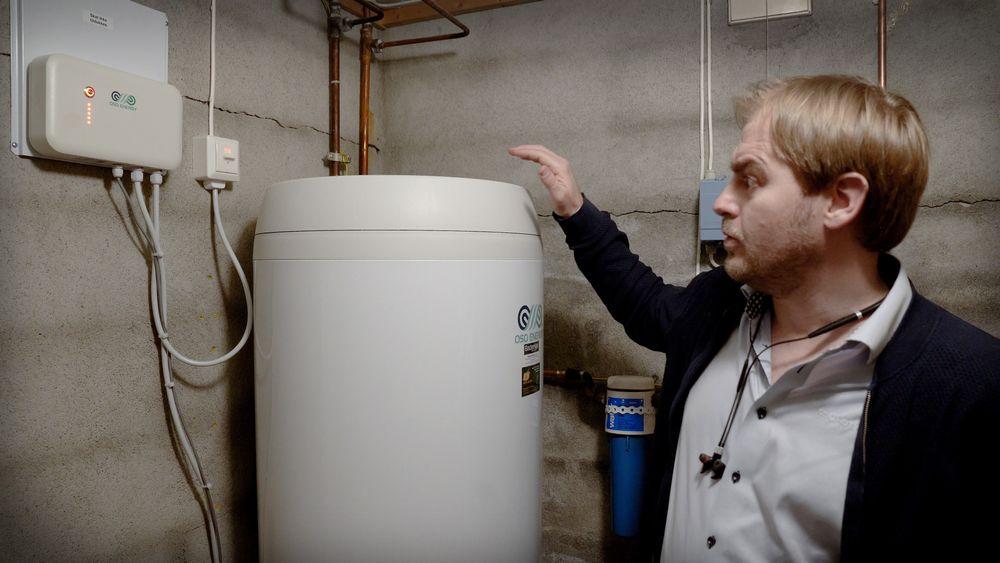 Varmtvann blir fort den største strømforbrukeren i mange hjem. Illustrasjonsbildet viser prosjektleder Stein Arne Riis i Oso Hotwater som tester en ny og smartere varmtvannsbereder.