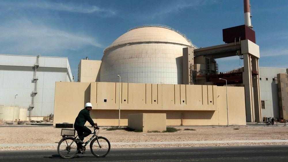 En arbeider sykler forbi atomkraftverket i Bushehr på et bilde fra 2010.