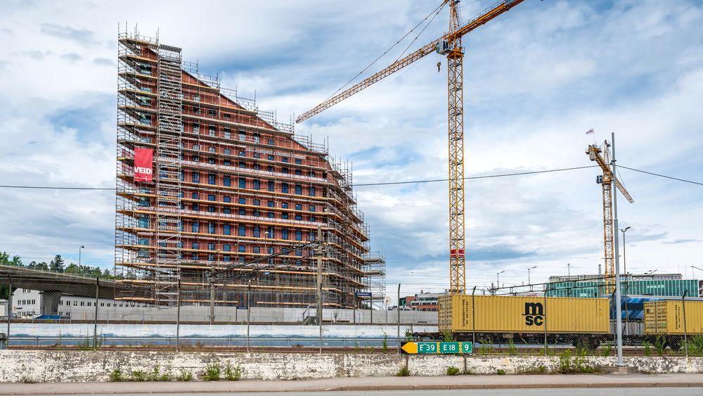 – Kristiansand har vært svært tro mot kvartalsstrukturen i sentrum og høyder på 5-6 etasjer. Så kommer Quadrum med 16 etasjer på det høyeste og en formgivning som skiller seg veldig ut, sier Ingvalg Berntsen, prosjektdirektør i Bane Nor Eiendom.
