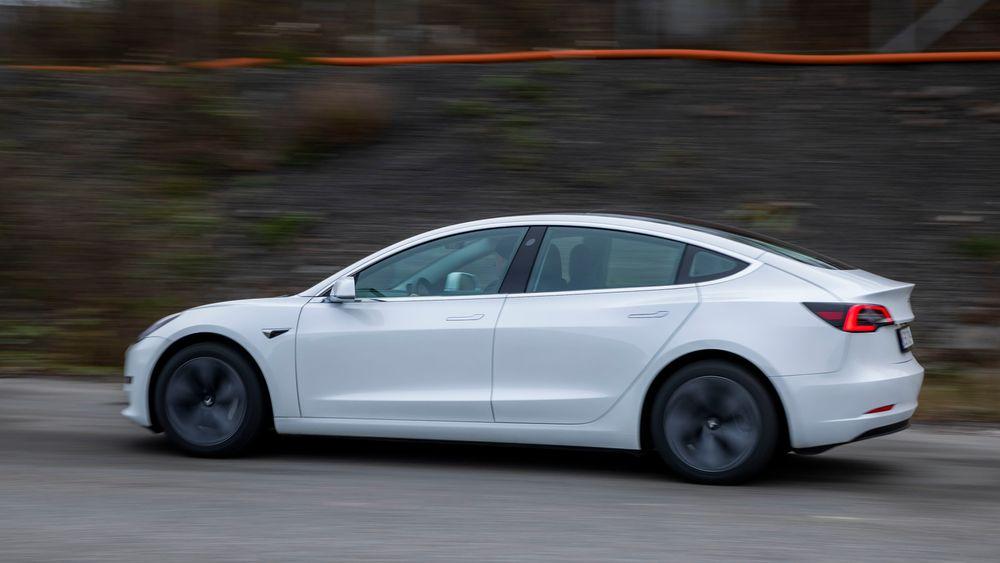 Amerikanske trafikksikkerhetsmyndigheter sier Teslas autopilot sliter med å oppdage utrykningskjøretøyer i veikanten.