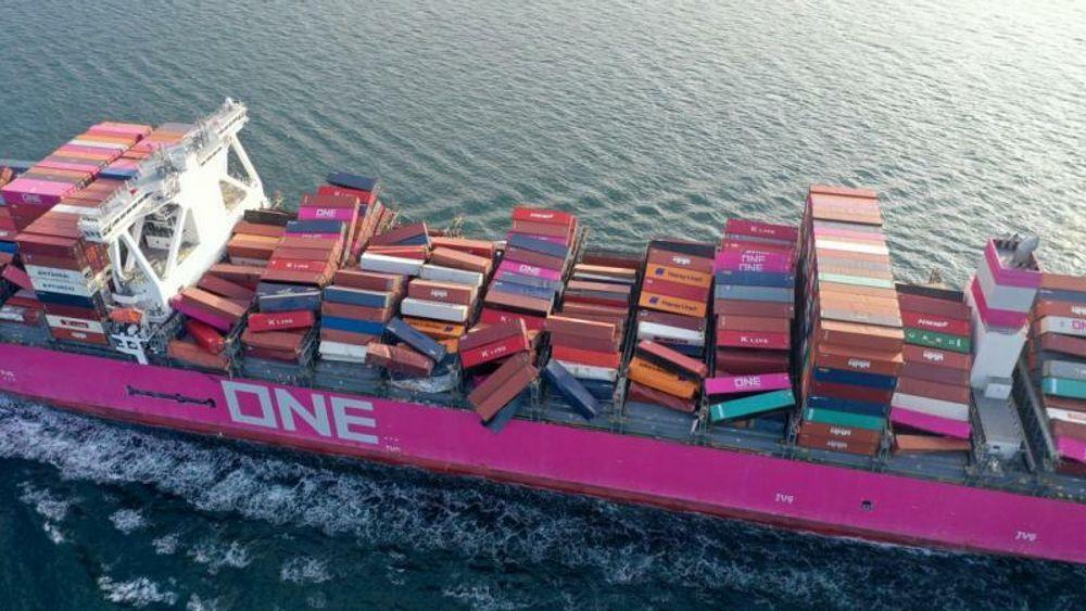 Under en storm i Stillehavet mistet One Apus 2250 containere og måtte søke nødhavn i Kobe, Japan.