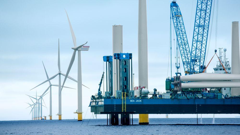Regjeringen har åpnet to norske havområder for vindkraftutbygging. Nå går debatten om hvor strømmen skal sendes i land.