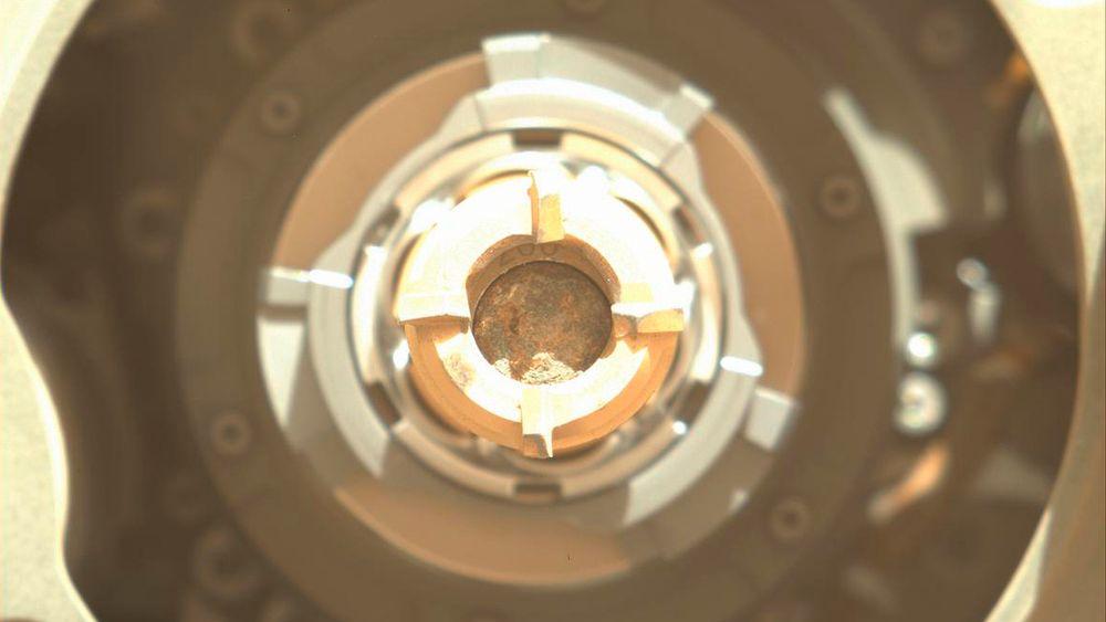 I dette bildet ses den første steinprøven, i midten av boret, som roboten Perseverance har klart å hente inn på den røde planeten.