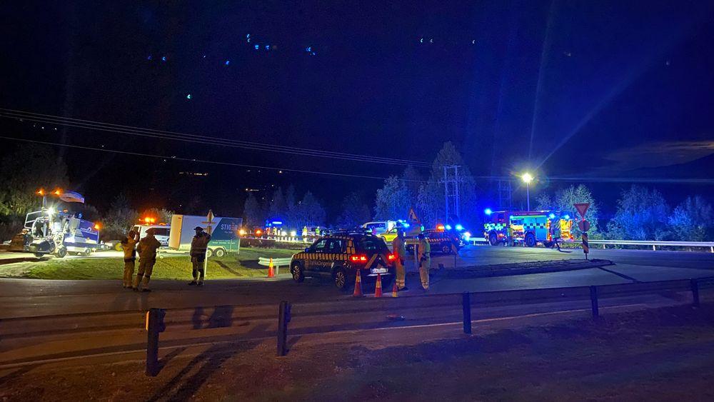 Mannen på 33 år jobbet som trafikkdirigent da han ble påkjørt og mistet livet her på riksvei 7 i Ål i Hallingdal i fjor.