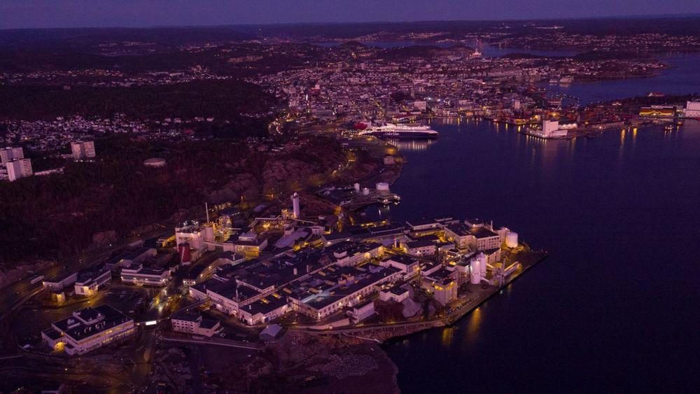 Sørlandet vil fortsatt ha den høyeste strømprisen i Norge. Fremtidsprisen ligger nå på 6,60 kroner for første kvartal neste år. Glencore Nikkelverk i Kristiansand i forgrunnen.